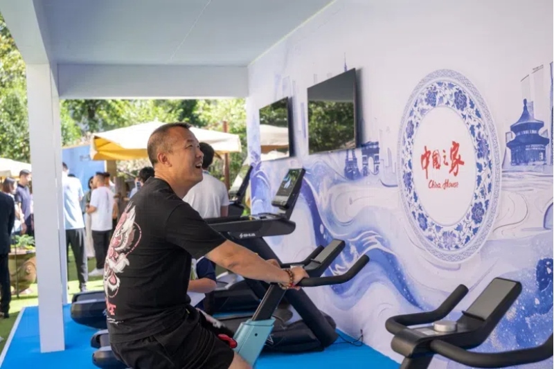 參觀者在智慧體育公園體驗(yàn)動(dòng)感單車。巴黎