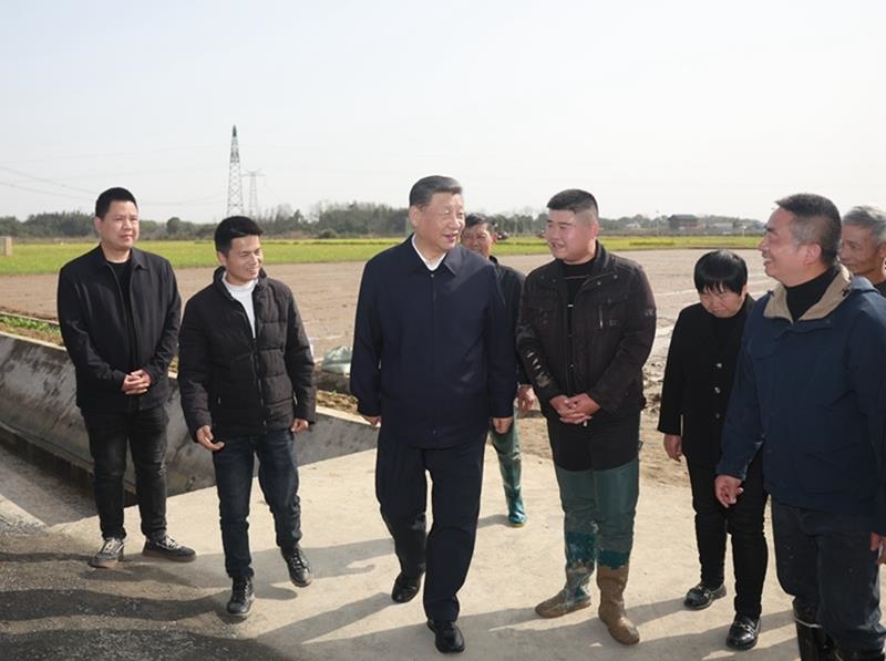 2024年3月19日，習(xí)近平總書記在湖南常德市鼎城區(qū)謝家鋪鎮(zhèn)港中坪村，同種糧大戶、農(nóng)技人員、基層干部親切交流。