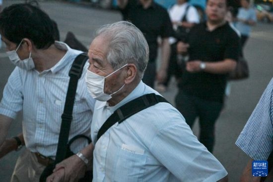 8月12日晚，侵華日軍第七三一部隊（簡稱“731部隊”）“少年隊”原隊員清水英男，乘機抵達哈爾濱。新華社記者 王松 攝