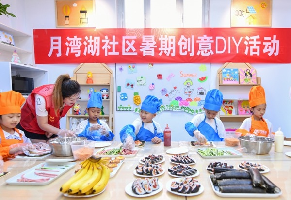 漯河市月灣湖社區(qū)青少年活動(dòng)室里，志愿者教孩子們做手工。 齊國霞攝