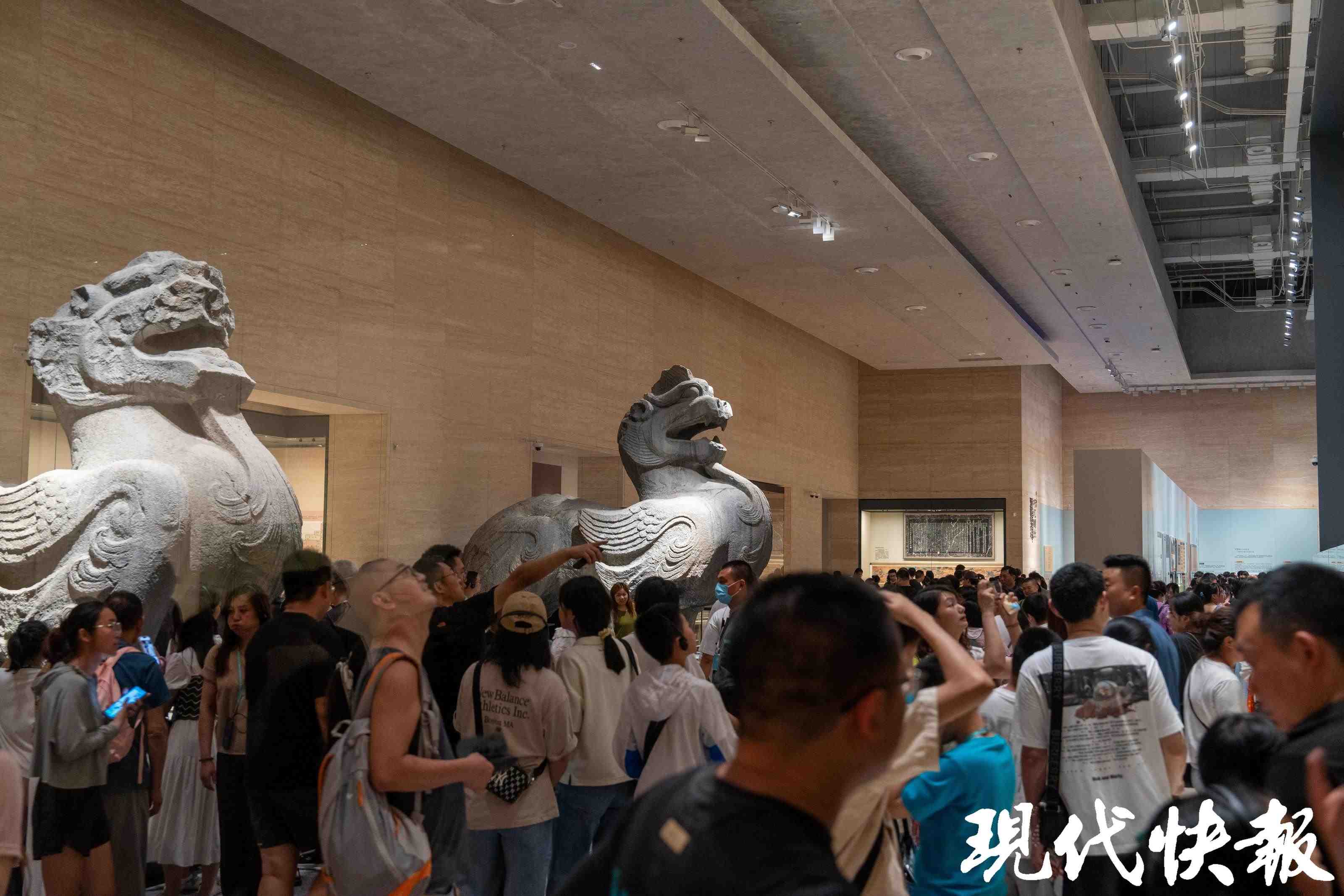 揚(yáng)州中國(guó)大運(yùn)河博物館內(nèi)游人如織