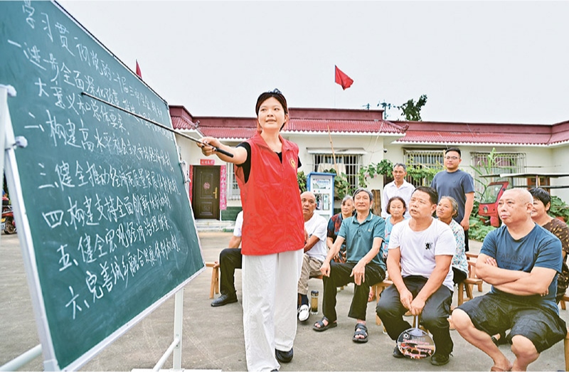 學習好貫徹好黨的二十屆三中全會精神，是當前和今后一個時期全黨全國的一項重大政治任務。圖為2024年7月27日，四川省眉山市仁壽縣“小黑板”宣講小分隊，向基層黨員干部群眾宣講黨的二十屆三中全會精神。 人民圖片 潘帥/攝