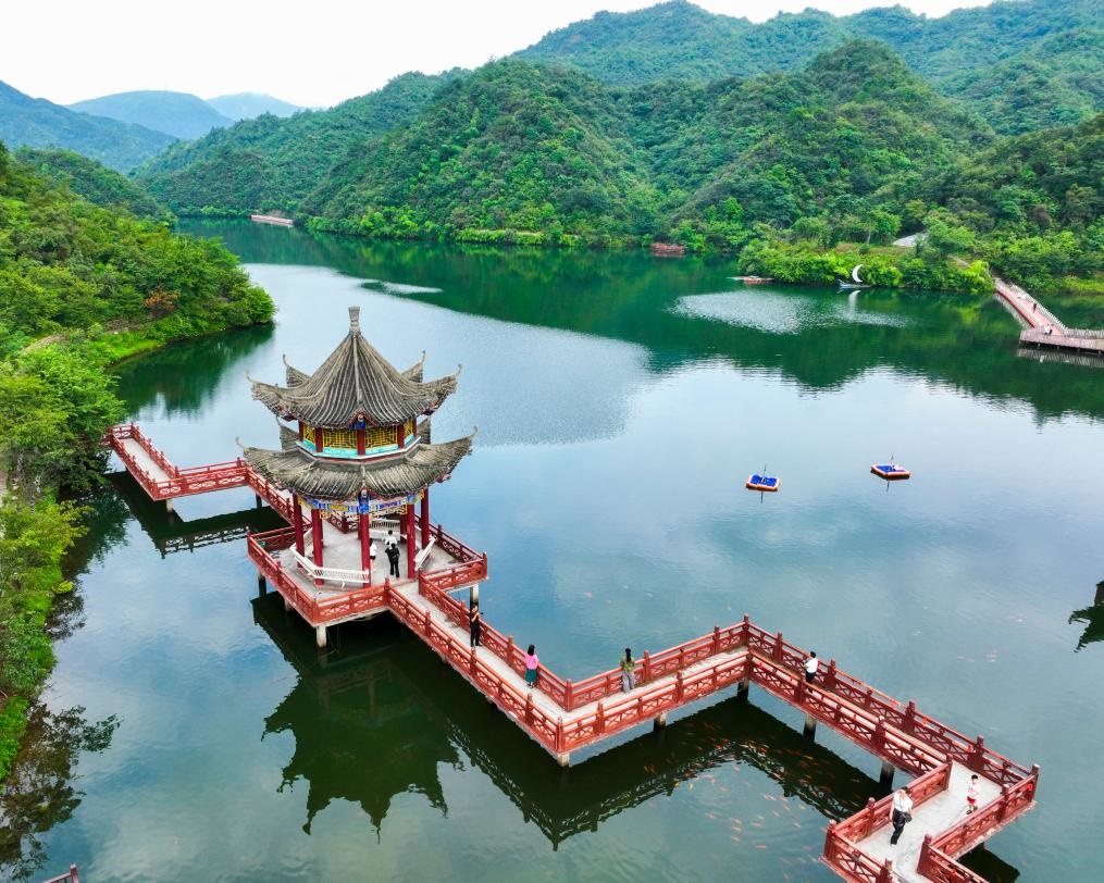 2024年8月11日，游客在湖南省雙牌縣陽(yáng)明山國(guó)家森林公園萬(wàn)和湖休閑游玩。新華社發(fā)（周秀魚(yú)春攝）
