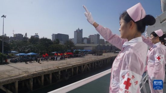 當地時間8月16日上午10時許，執(zhí)行“和諧使命-2024”任務的中國海軍“和平方舟”號醫(yī)院船圓滿結束對莫桑比克的訪問，駛離馬普托港，前往本次任務第五站南非。新華社發(fā)（曹春耀 攝）