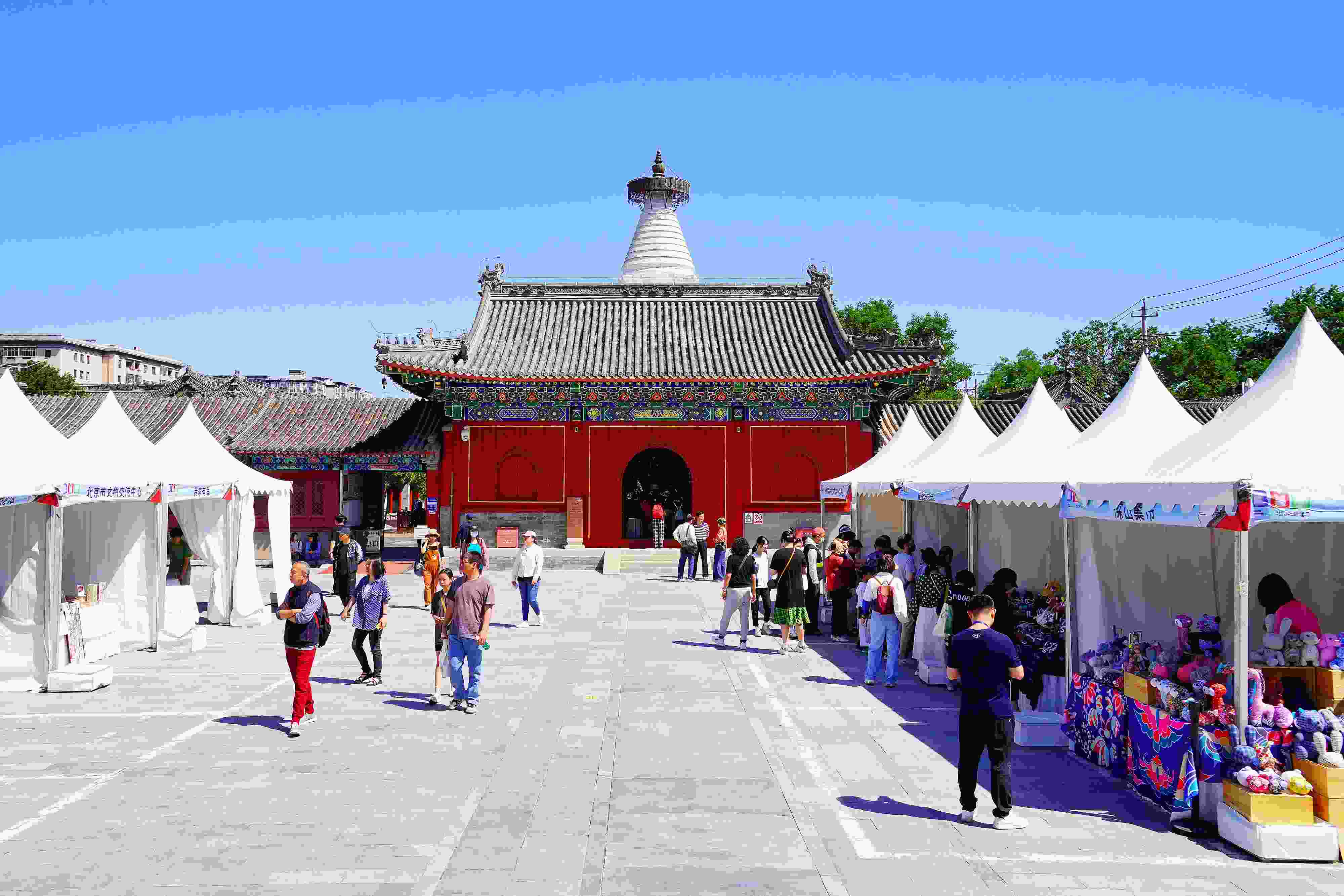 2024年5月，“北京白塔文化市集”在已有700余年歷史的妙應(yīng)寺白塔下舉行。