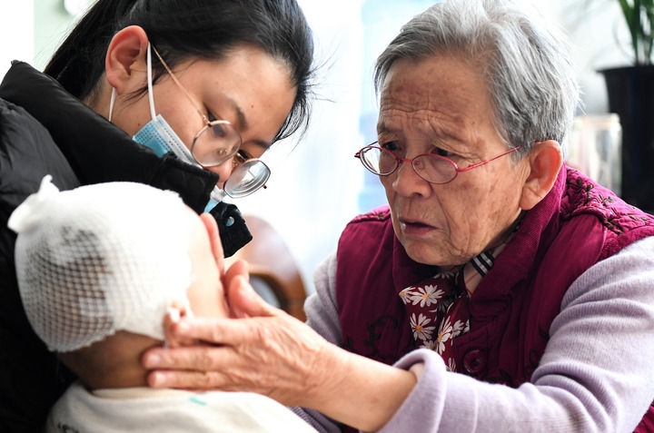 2022年11月16日，在陜西省榆林市佳縣，路生梅（右）在家中為患兒義診。 新華社發(fā)（鄒競一 攝）