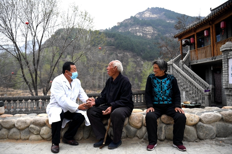 2020年4月15日，在河北阜平縣龍泉關(guān)鎮(zhèn)駱駝灣村，村醫(yī)霍建國(guó)為村民把脈。