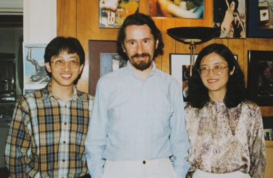 1992年，朱銳（左）赴美國(guó)杜蘭大學(xué)攻讀心靈哲學(xué)與認(rèn)知科學(xué)，師從心靈哲學(xué)和認(rèn)知科學(xué)家Radu Bogdan（中），右為朱銳師姐、北師大教授田平。