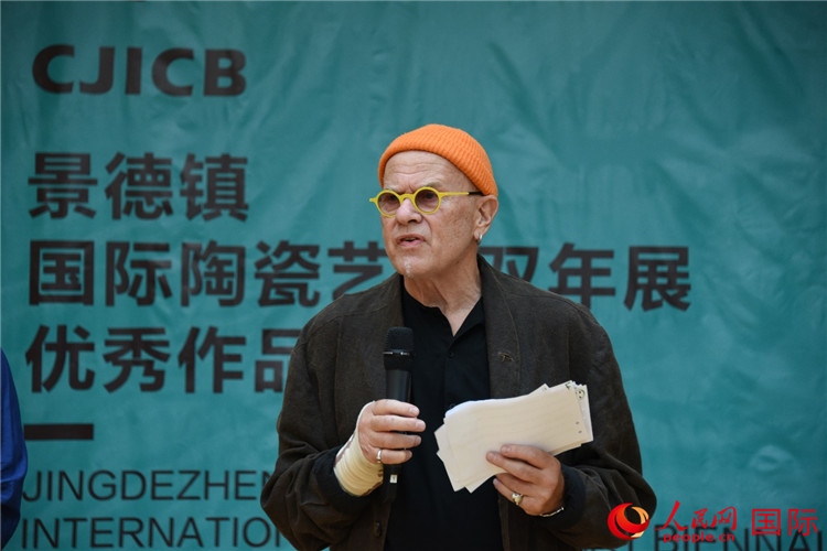 瑞典藝術(shù)家托比恩·卡爾斯博致辭。人民網(wǎng)記者 殷淼攝