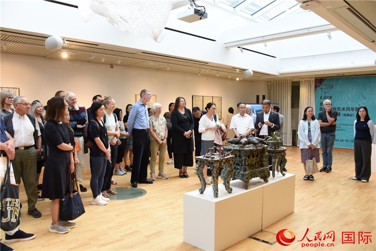 來賓參觀展覽作品。人民網(wǎng)記者 殷淼攝
