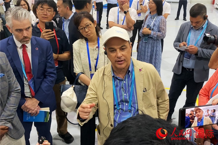 阿根廷駐華大使馬致遠(yuǎn)與億華通動力科技有限公司總經(jīng)理于民討論關(guān)切問題。人民網(wǎng) 宋歌攝