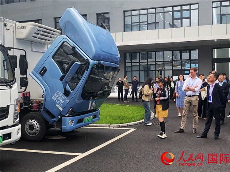 于民向駐華外交官和國際組織駐華代表介紹燃料電池車型。人民網(wǎng)記者 于洋攝