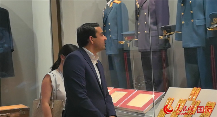 毛里求斯民議會(huì)議長阿德里安·夏爾·杜瓦爾參觀中國共產(chǎn)黨歷史展覽館。人民網(wǎng) 鐘文興攝