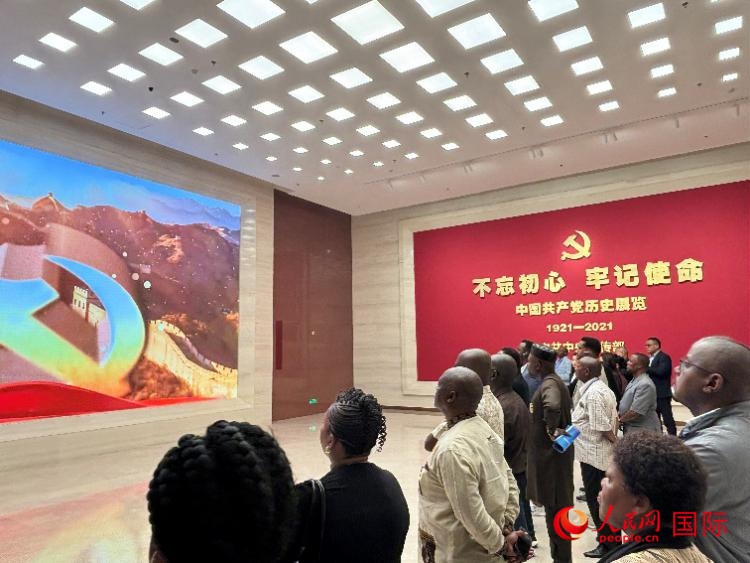 代表團(tuán)參觀“不忘初心 牢記使命”中國(guó)共產(chǎn)黨歷史展覽。人民網(wǎng) 曹欣悅攝