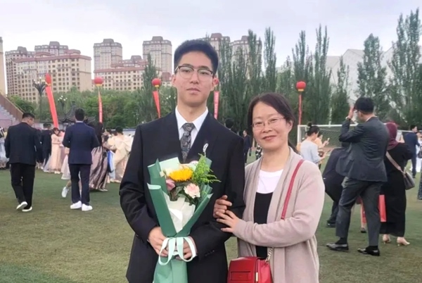 劉傲寒和媽媽合影。北航供圖