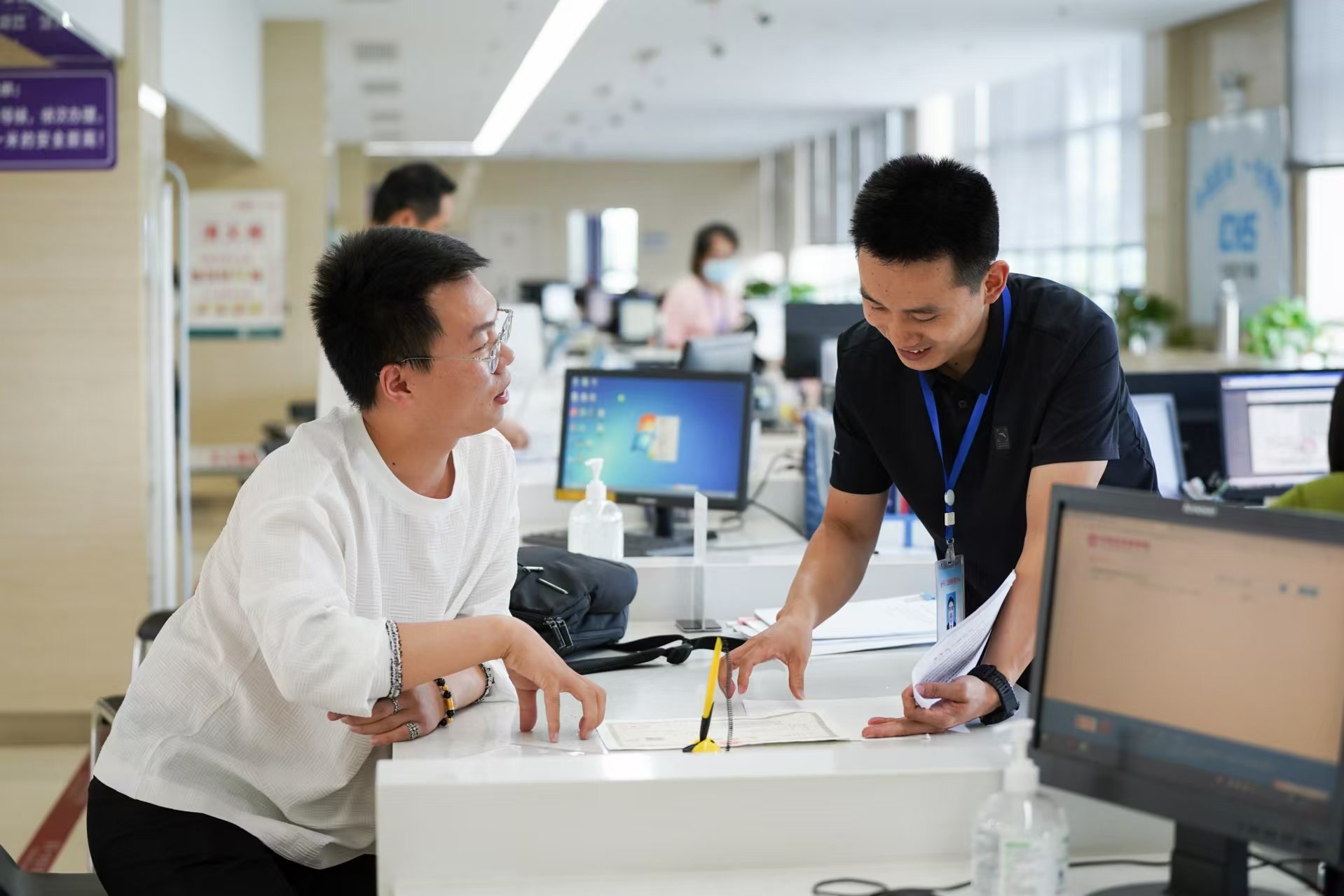 安徽省池州市市民在市政務(wù)服務(wù)大廳辦理業(yè)務(wù)。人民網(wǎng)記者 王銳攝