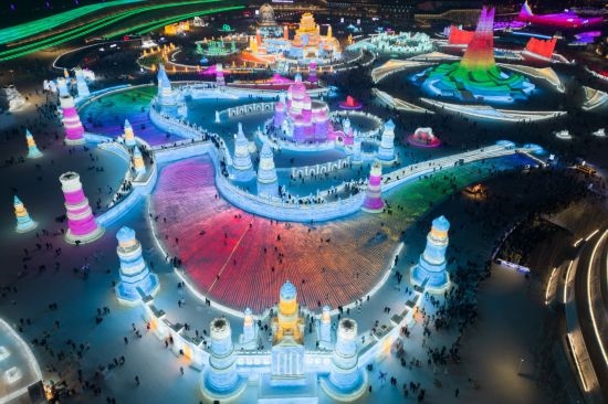 2024年1月1日，來自世界各地的游客在哈爾濱冰雪大世界園區(qū)內(nèi)游玩（無人機(jī)照片）。