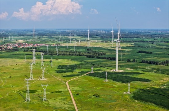 這是2024年7月19日拍攝的內(nèi)蒙古通遼238萬千瓦風(fēng)電項目（無人機(jī)照片）。此項目每年可將75億千瓦時清潔電能經(jīng)扎魯特—青州±800（千伏）直流特高壓外送通道送至山東地區(qū)消納，相當(dāng)于滿足受端地區(qū)超過300萬戶居民家庭用電需求，節(jié)約標(biāo)煤261萬噸，減少二氧化碳排放634萬噸。