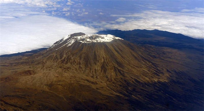 2012年8月3日，常被云霧環(huán)繞的乞力馬扎羅山云開霧散，雄姿一覽無余。新華社記者丁海濤攝