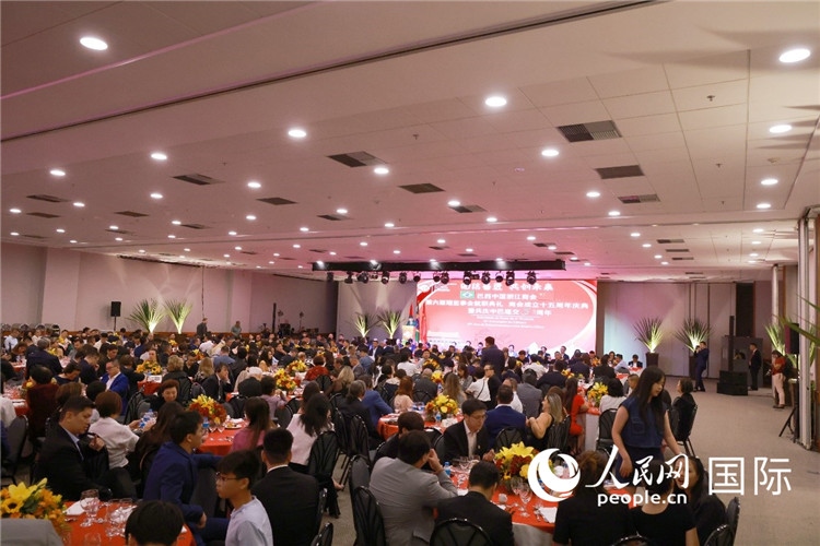 當?shù)貢r間8月24日晚，巴西中國浙江商會第六屆理監(jiān)事會就職典禮在里約熱內(nèi)盧舉行。圖為就職典禮現(xiàn)場。人民網(wǎng)記者 陳海琪攝
