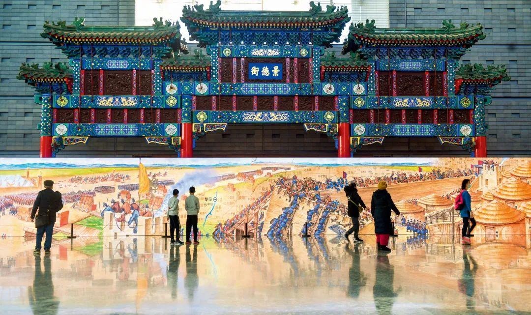 △2022年1月，觀眾在首都博物館參觀“穿越時(shí)空的大運(yùn)河”數(shù)字影像展。