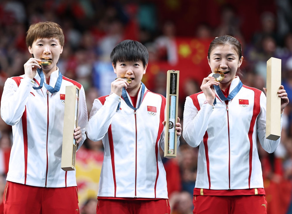 冠軍中國(guó)隊(duì)選手王曼昱、孫穎莎、陳夢(mèng)（從左至右）在巴黎奧運(yùn)會(huì)乒乓球女子團(tuán)體頒獎(jiǎng)儀式上（2024年8月10日攝）。新華社記者 王東震 攝