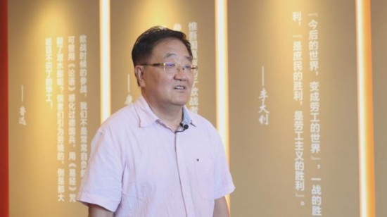 圖為中國(guó)社會(huì)科學(xué)學(xué)院近代史研究所研究員張俊義接受媒體采訪。