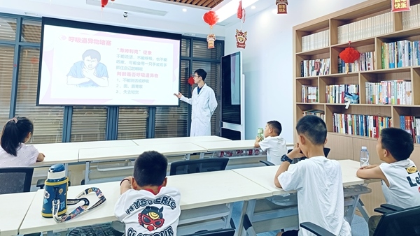 西安交通大學(xué)“筑夢醫(yī)心·護(hù)佑三農(nóng)”實踐團(tuán)開展健康科普。校方供圖