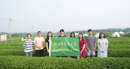 在山東日照，中國農(nóng)業(yè)大學(xué)食品學(xué)院實踐團(tuán)就農(nóng)業(yè)生產(chǎn)智能化設(shè)備、肥料選用等問題開展實地調(diào)研，并面向300余名村民陸續(xù)開展4次科普宣講。校方供圖