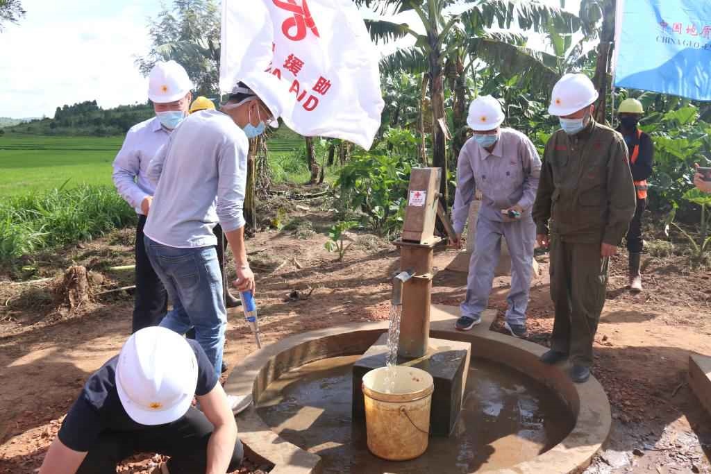2022年4月11日，在盧旺達(dá)東方省加齊博區(qū)穆拉姆比，工作人員檢查一口中國(guó)援建的水井。新華社發(fā)