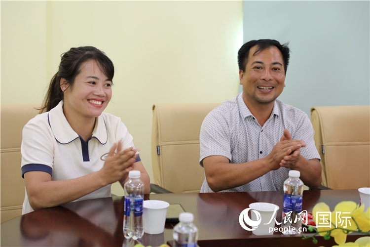 越南沙巴市黃連寄宿制民族小學(xué)老師阮氏秋姮、阮文享。人民網(wǎng)記者簡(jiǎn)承淵攝