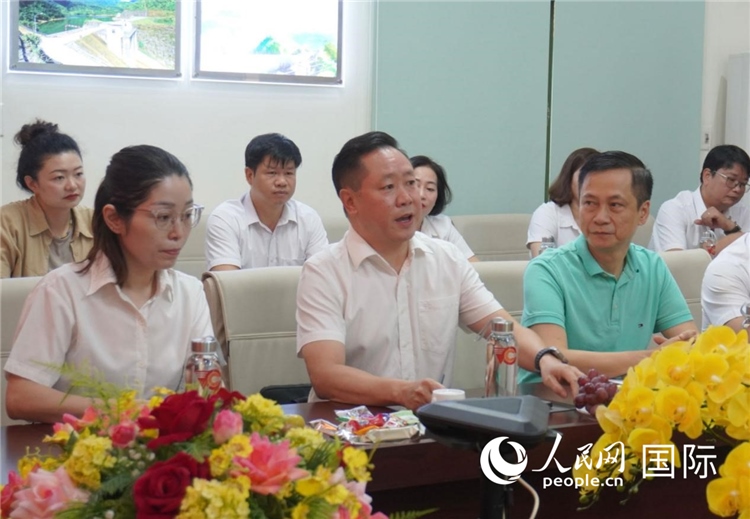越中電力公司董事長(zhǎng)李志雄（前排左二）介紹越南電力情況。葛沙莎攝