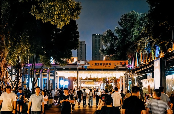夜幕下的東郊記憶園區(qū)人流如織，熱度不減。資料圖片