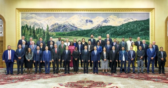  8月30日，國家副主席韓正在北京集體會見出席2024年國際議員友好交流論壇的各國代表。新華社記者 丁林 攝