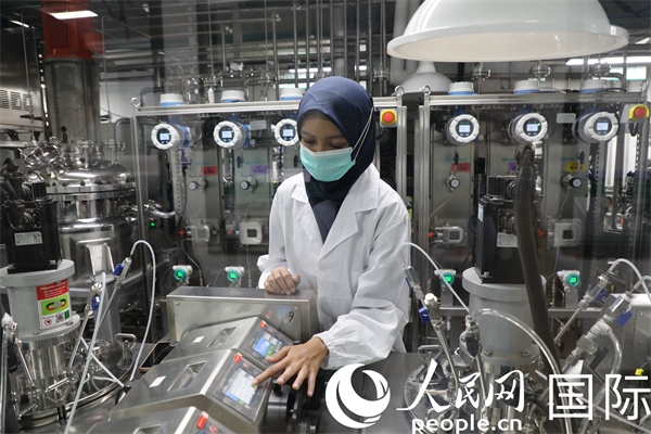 中國—印尼新能源材料與冶金工程技術(shù)聯(lián)合研究實(shí)驗(yàn)室內(nèi)，研究人員正在工作。人民網(wǎng)記者曹師韻攝