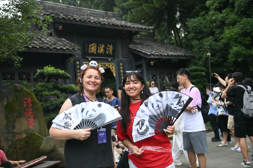 媒體考察團成員在都江堰清溪園合影留念。（陳斌 攝）