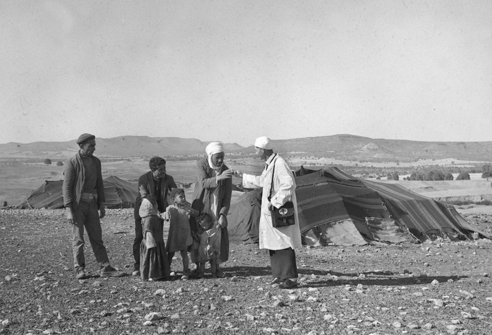 1965年，一名中國(guó)援阿爾及利亞醫(yī)療隊(duì)醫(yī)生（右一）在阿爾及利亞賽伊達(dá)省為牧民診治。
