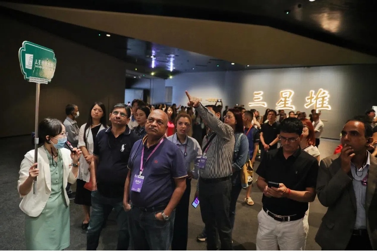 8月31日，亞洲媒體考察團(tuán)參訪三星堆博物館。《中國經(jīng)濟(jì)周刊》記者肖翊攝