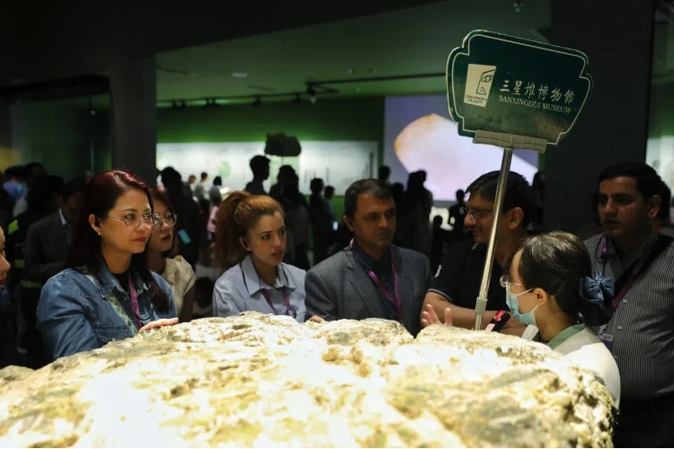 8月31日，亞洲媒體考察團(tuán)參訪三星堆博物館。左一為馬來西亞《星報》首席商務(wù)官莉迪婭·王?！吨袊?jīng)濟(jì)周刊》記者肖翊攝