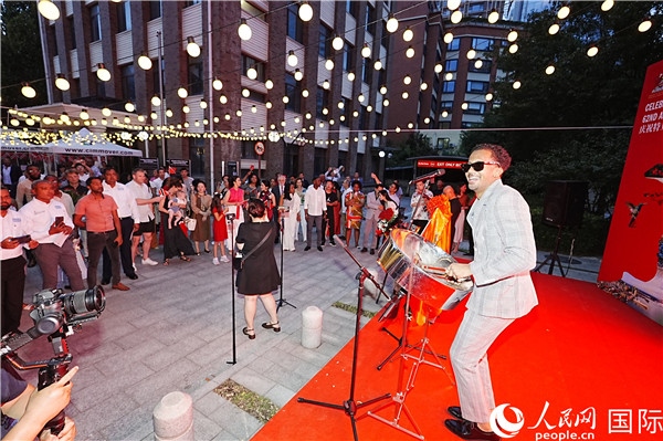 來自特多的藝術家在慶祝儀式上表演特多鋼鼓。人民網(wǎng)記者 趙益普攝