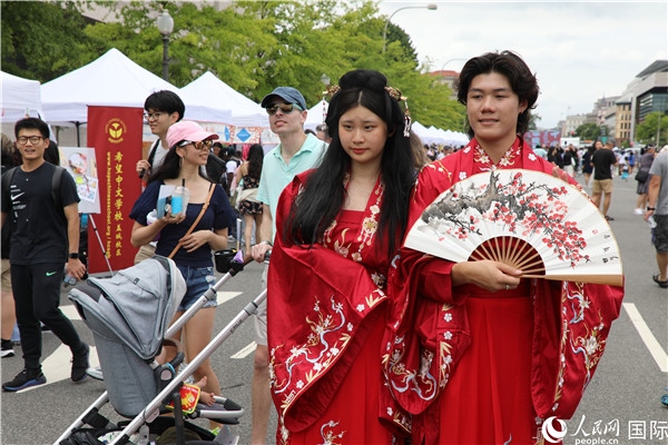 5、當(dāng)?shù)厝A僑華人身穿漢服參加文化節(jié)。 人民網(wǎng)記者 李志偉攝