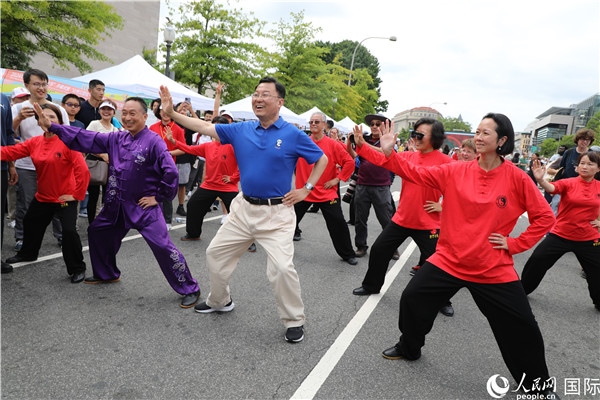 6、在活動現(xiàn)場，謝鋒大使與華僑華人一起打太極拳。 人民網(wǎng)記者 李志偉攝