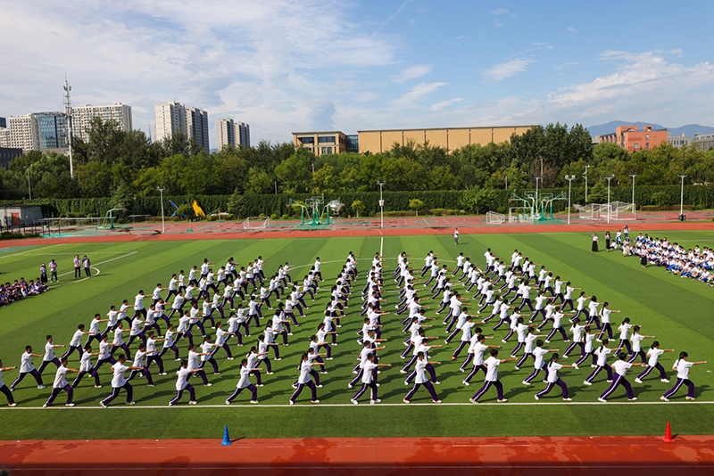 高一學(xué)生在開學(xué)典禮中表演軍體拳。學(xué)校供圖