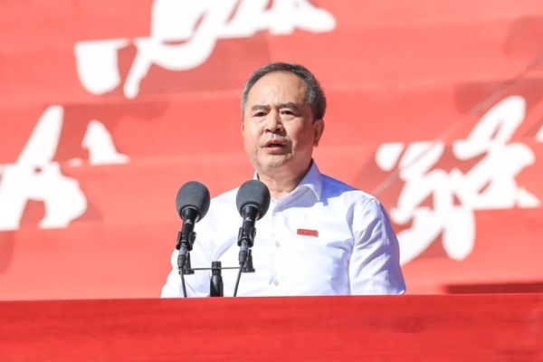 中國(guó)科學(xué)院院士、大連理工大學(xué)校長(zhǎng)賈振元在2024級(jí)新生開(kāi)學(xué)典禮上致辭。校方供圖
