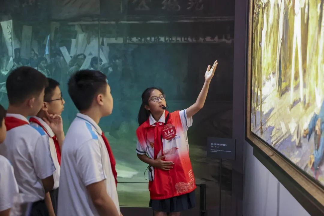 同學們觀賞不同革命場景及烈士形象的藝術作品。徐匯區(qū)總工會供圖
