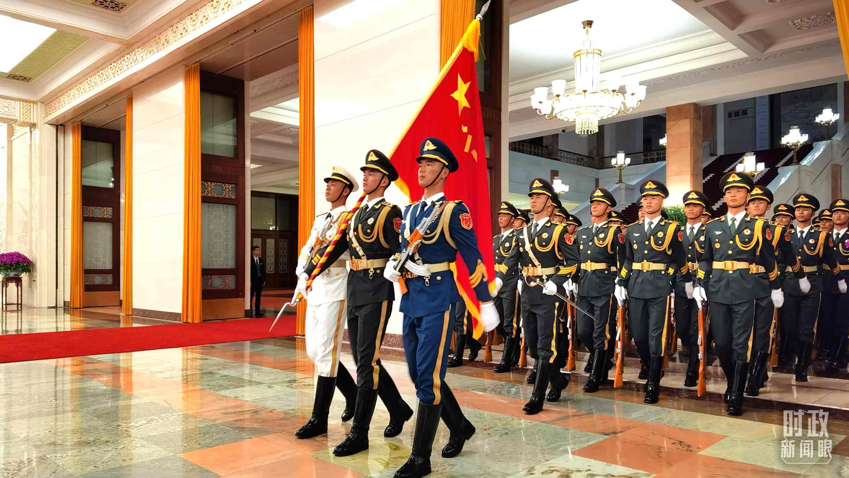 △9月2日，習(xí)主席在人民大會(huì)堂北大廳為拉馬福薩總統(tǒng)舉行歡迎儀式。（總臺(tái)央視記者郭鴻拍攝）