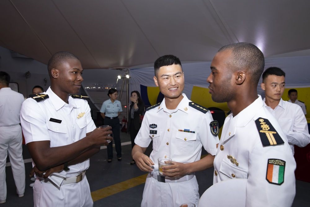 2023年6月25日，中國(guó)和科特迪瓦雙方官兵在南寧艦舉辦的甲板招待會(huì)上交流。中國(guó)海軍第43批護(hù)航編隊(duì)22日抵達(dá)科特迪瓦經(jīng)濟(jì)首都阿比讓，開(kāi)始對(duì)科特迪瓦為期4天的友好訪問(wèn)。