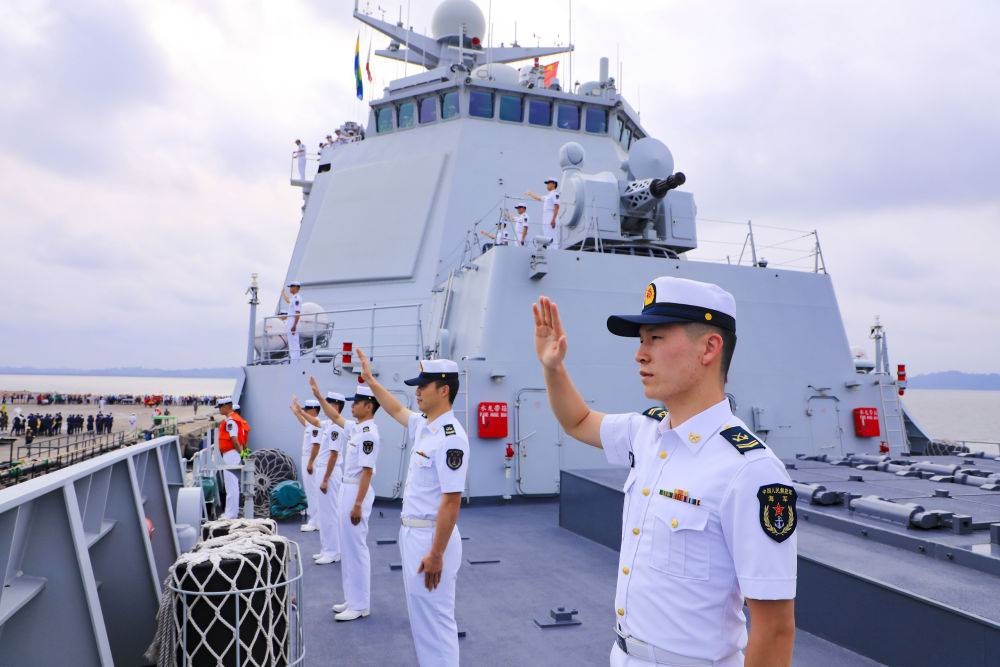 2023年7月8日，中國(guó)海軍第43批護(hù)航編隊(duì)官兵向加蓬利伯維爾奧文多港碼頭的歡迎人群揮手致意。中國(guó)海軍第43批護(hù)航編隊(duì)抵達(dá)加蓬利伯維爾，開(kāi)始對(duì)加蓬進(jìn)行為期4天的友好訪問(wèn)。