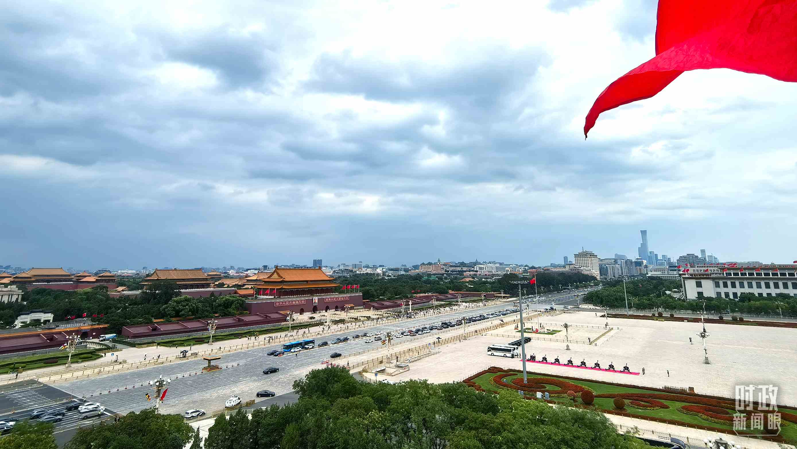 △北京長安街兩側(cè)懸掛中非合作論壇成員旗幟。（總臺央視記者張垚拍攝）