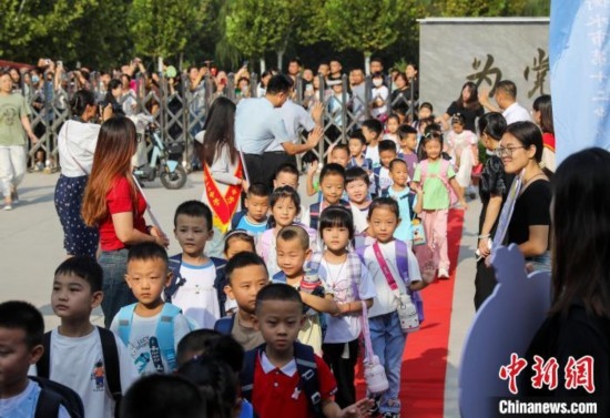 9月1日起，河北省衡水市各中小學(xué)陸續(xù)開(kāi)學(xué)。9月4日，2024級(jí)小學(xué)一年級(jí)新生集中入學(xué)，為迎接新同學(xué)，各學(xué)校開(kāi)展了豐富多彩的活動(dòng)。 據(jù)衡水市教育局介紹，今年衡水市746所中小學(xué)共迎來(lái)75.1萬(wàn)名新生。其中，全市550所小學(xué)迎來(lái)新生34.46萬(wàn)名。圖為衡水市第十二中學(xué)小學(xué)部的一年級(jí)新生走紅毯。陳康 攝
